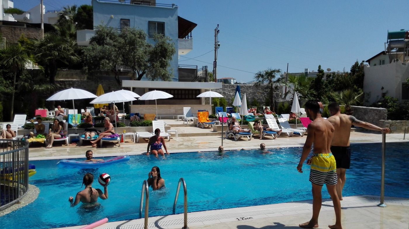 Happy-Apart-Hotel-Pool-15