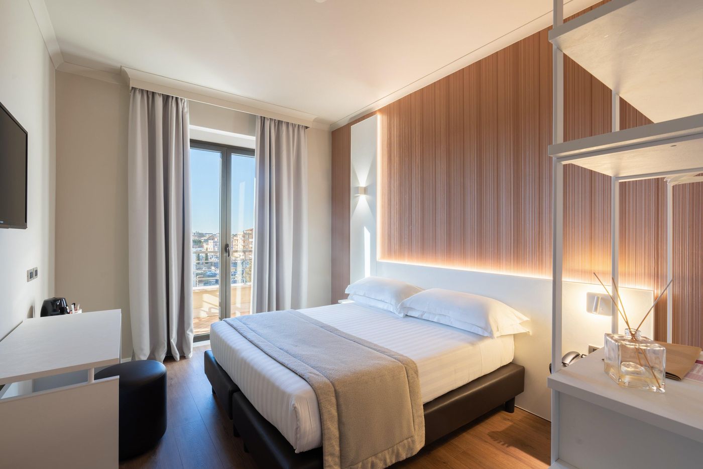 The-Smooth-Rome-Room-12