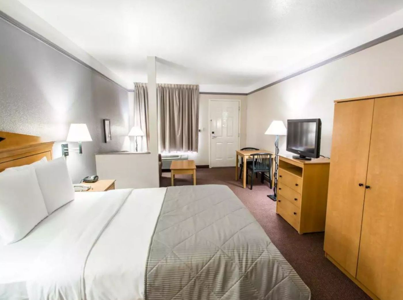 Clarion Suites Maingate