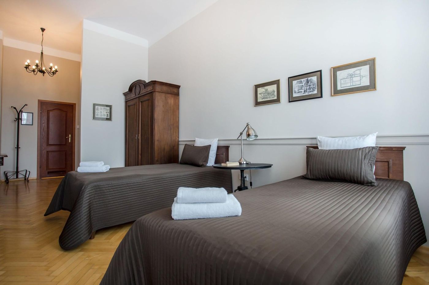 Scharffenberg-Apartments-Main-Square-Room-17