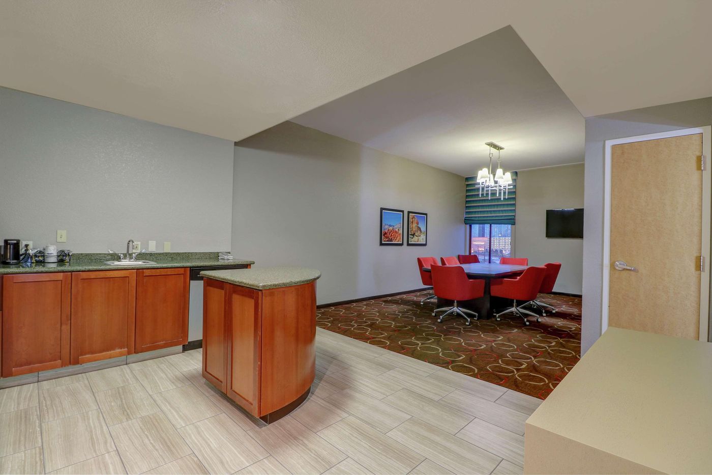 Hampton-Inn-Tropicana-Room-9