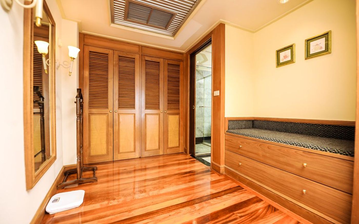 Montien-Riverside-Bangkok-Hotel-Room-55