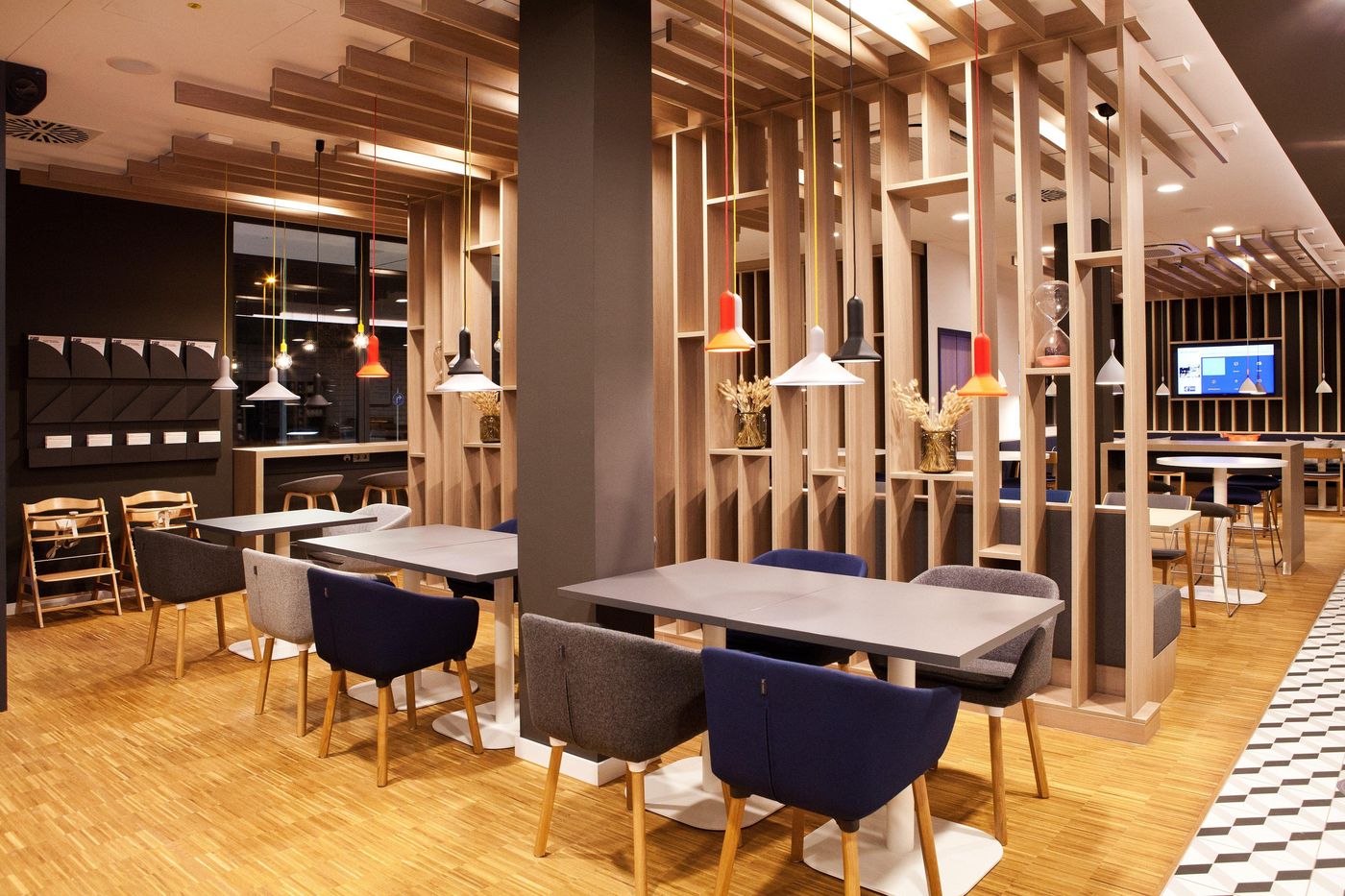 Holiday-Inn-Express-Munich---Olympiapark-Bar-16