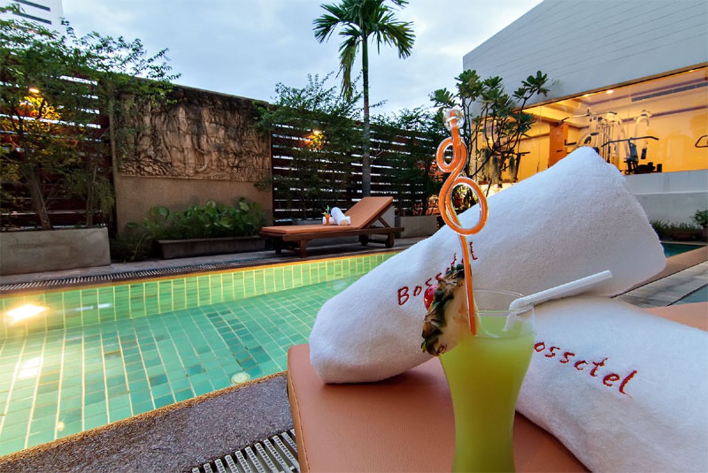 Bossotel-Inn-Bangkok-Pool-7