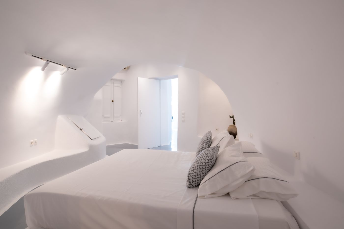 Heaven-s-Edge-Room-16