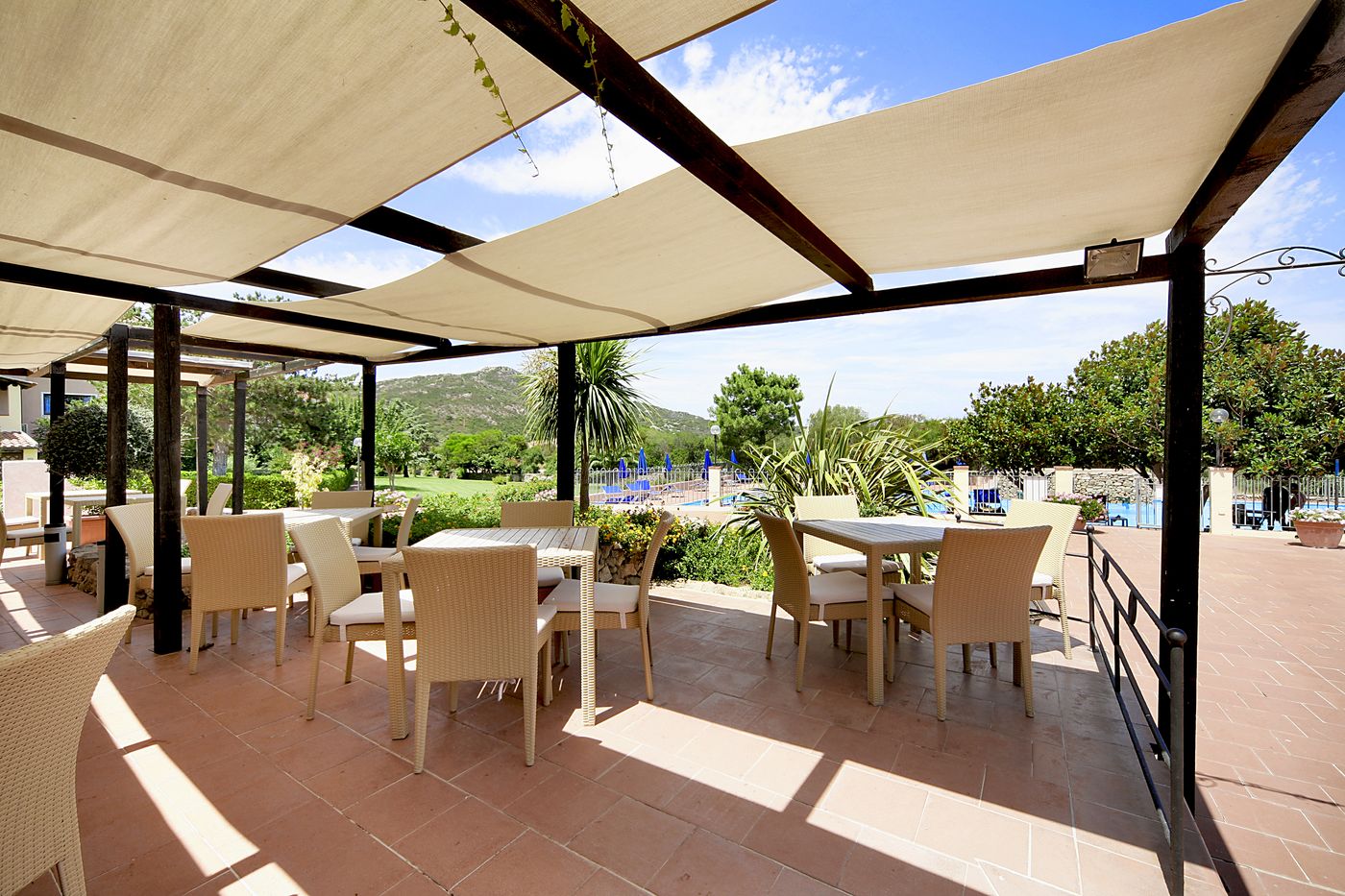 Colonna-Beach-Hotel---Residence-Bar-11