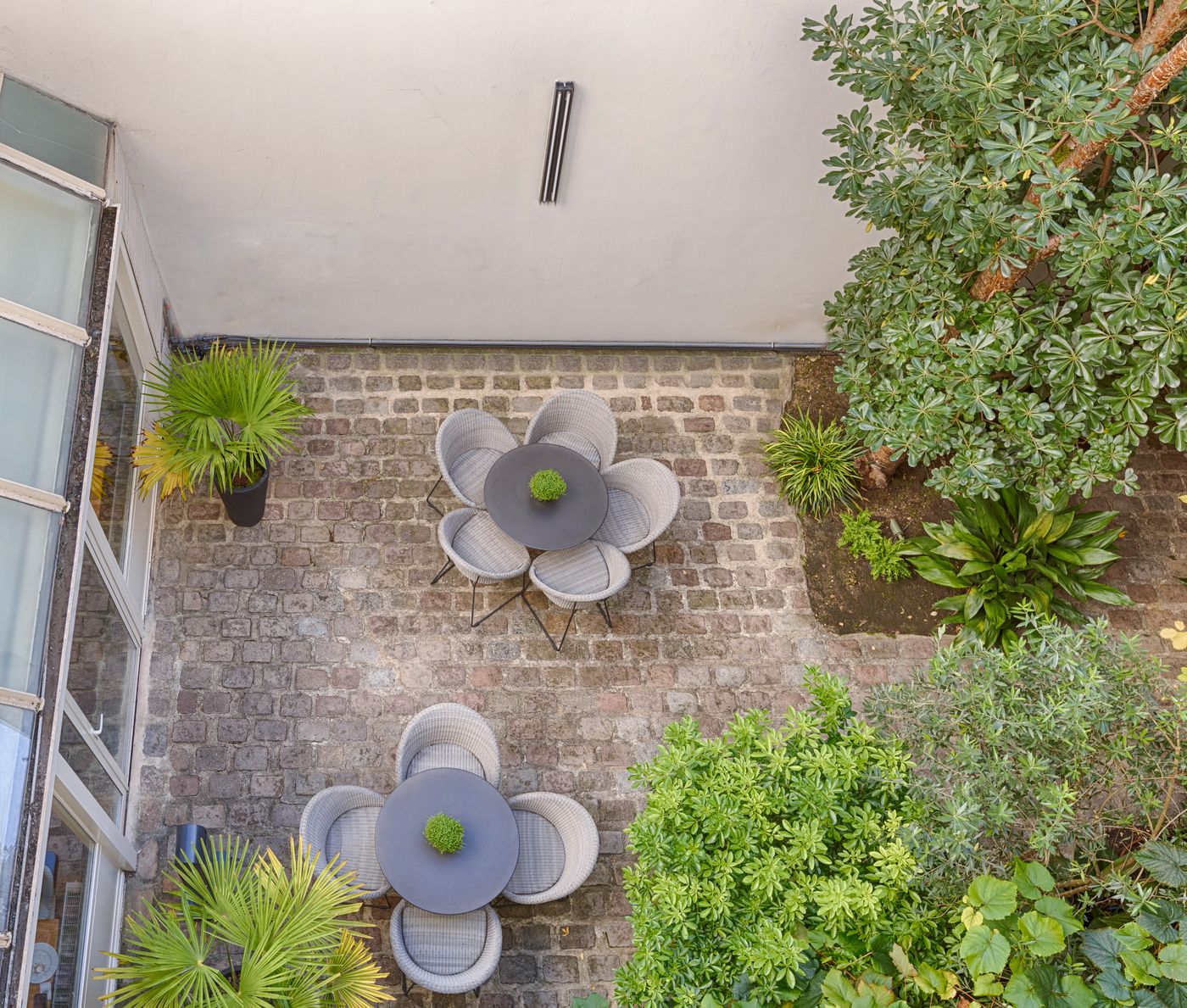 Hotel-A-la-Villa-des-Artistes-Terrace-1