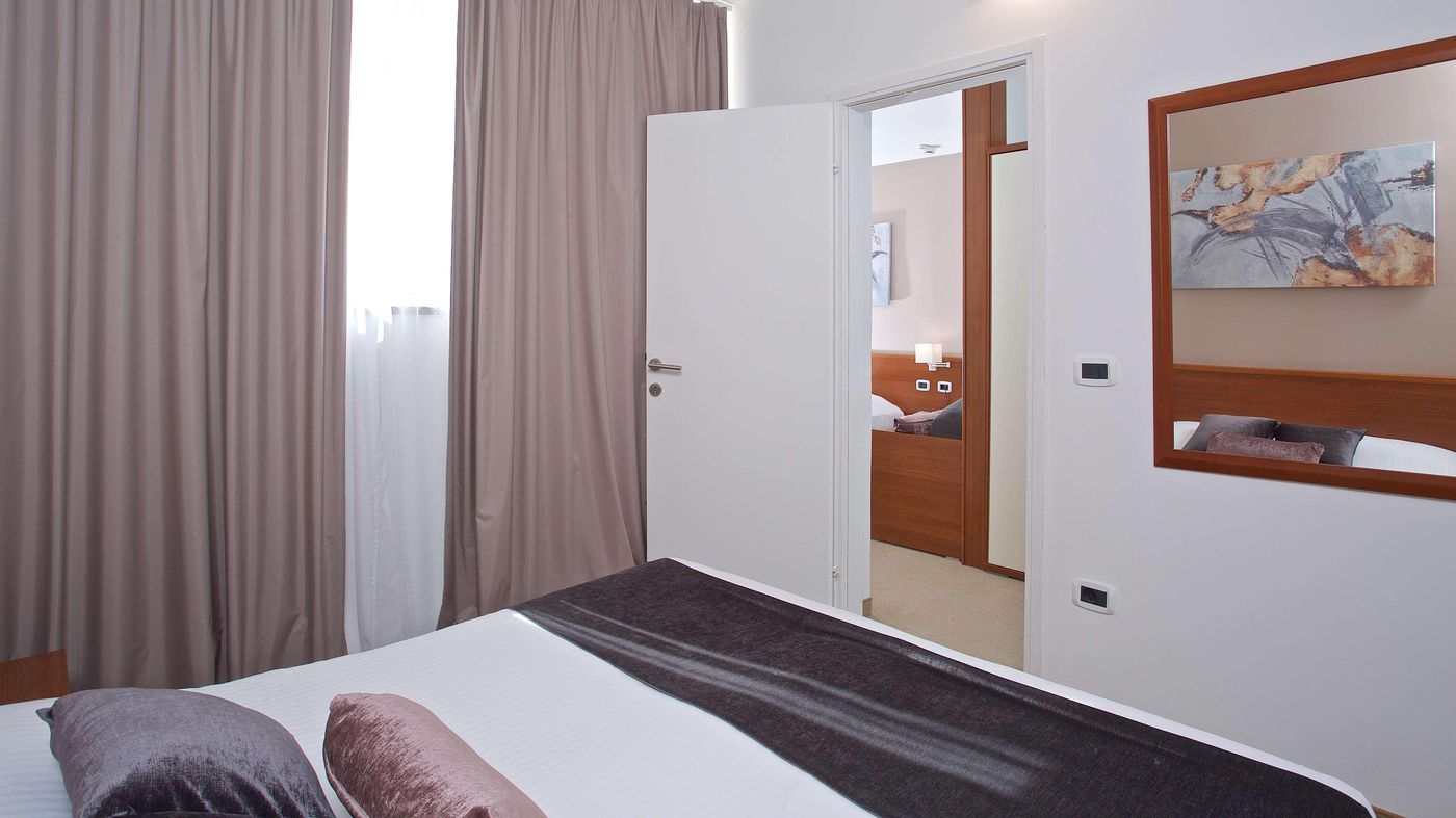Hotel-Holiday-Room-37