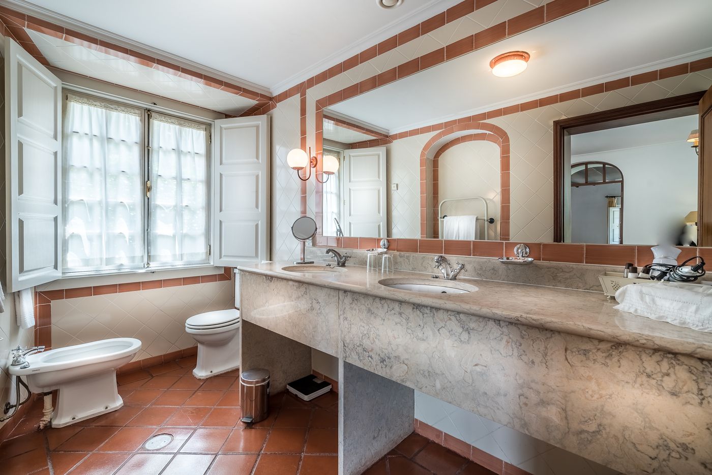 Lawrence-s-Hotel-Room-24