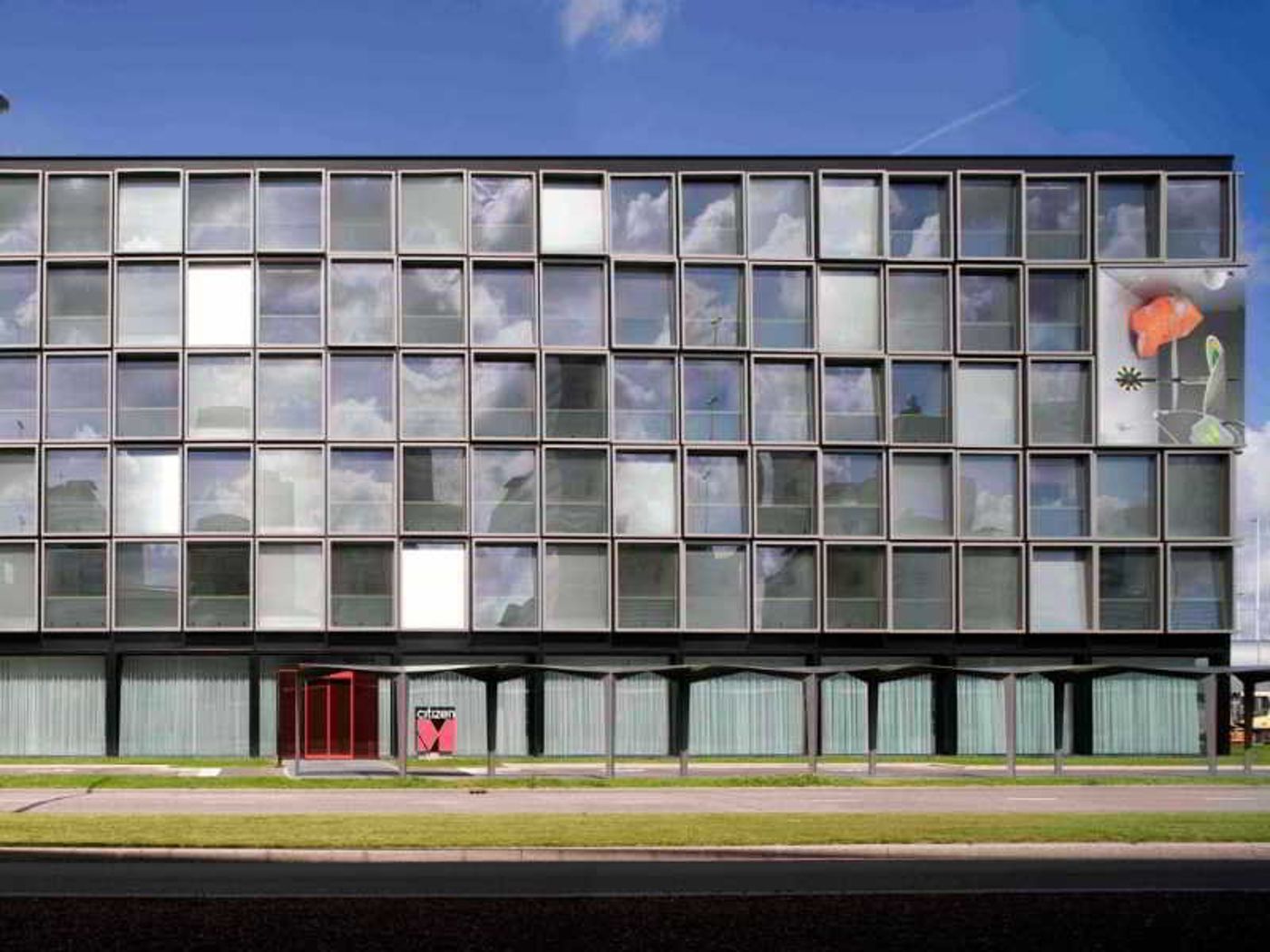 Citizenm-Schiphol-Airport-Hotel-General-view-3