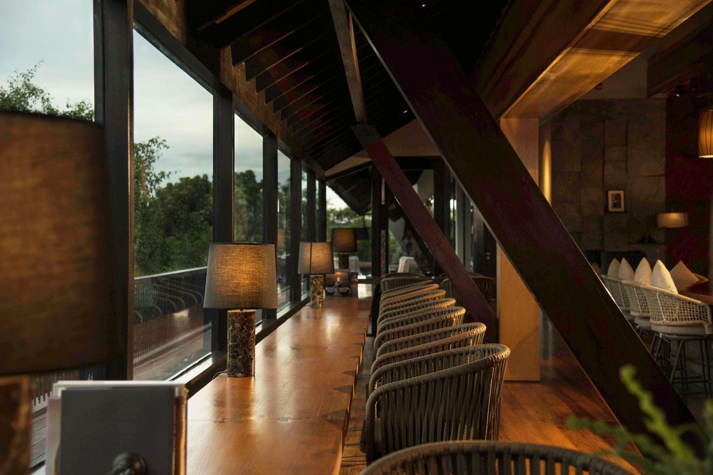 DoubleTree-by-Hilton-Weerawila-Rajawarna-Resort-Bar-60