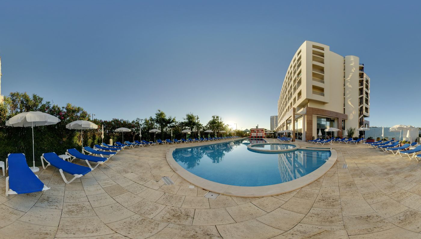 Tryp-Lisboa-Caparica-Mar-Hotel-Pool-57