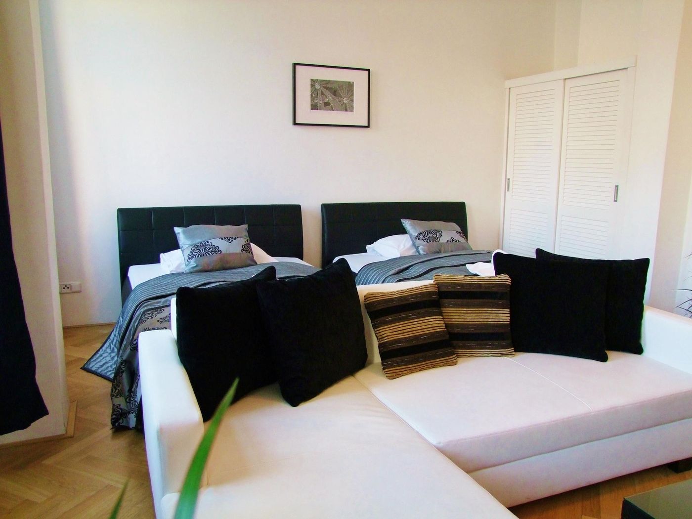 Old-Town-Square-Apartments-Room-40