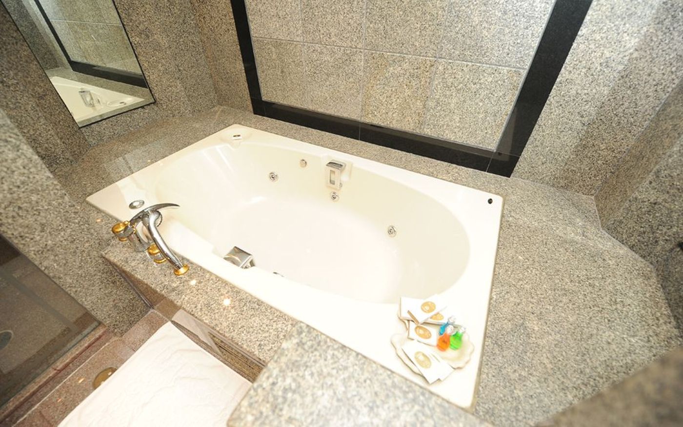 Montien-Riverside-Bangkok-Hotel-Room-59