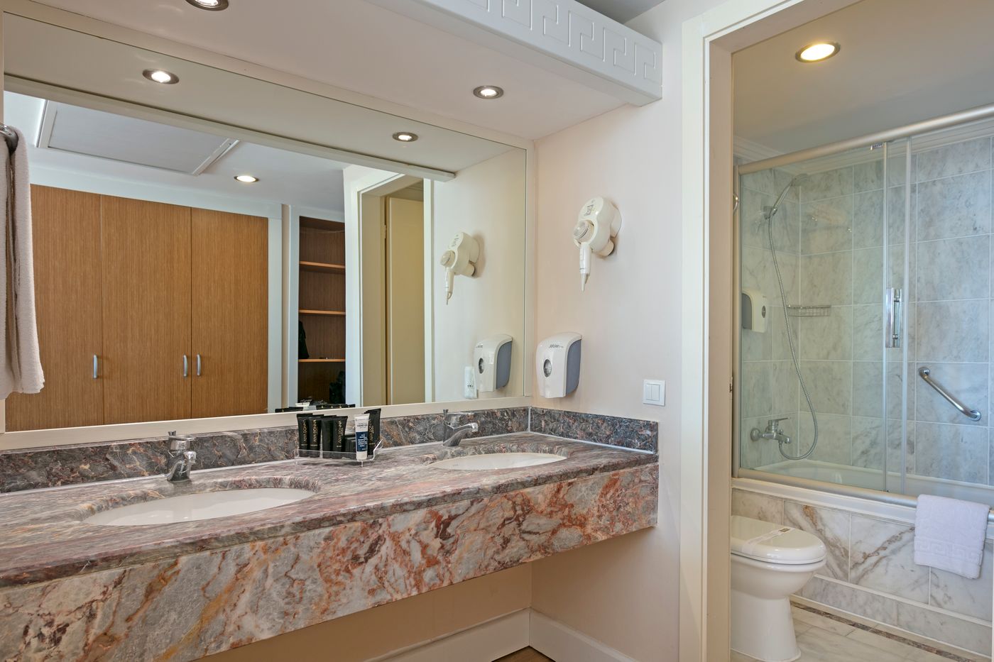 Alva-Donna-World-Palace-Hotel-Room-42