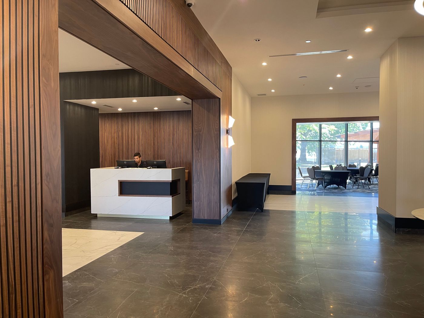 Radisson-Blu-Vancouver-Airport-Lobby-6