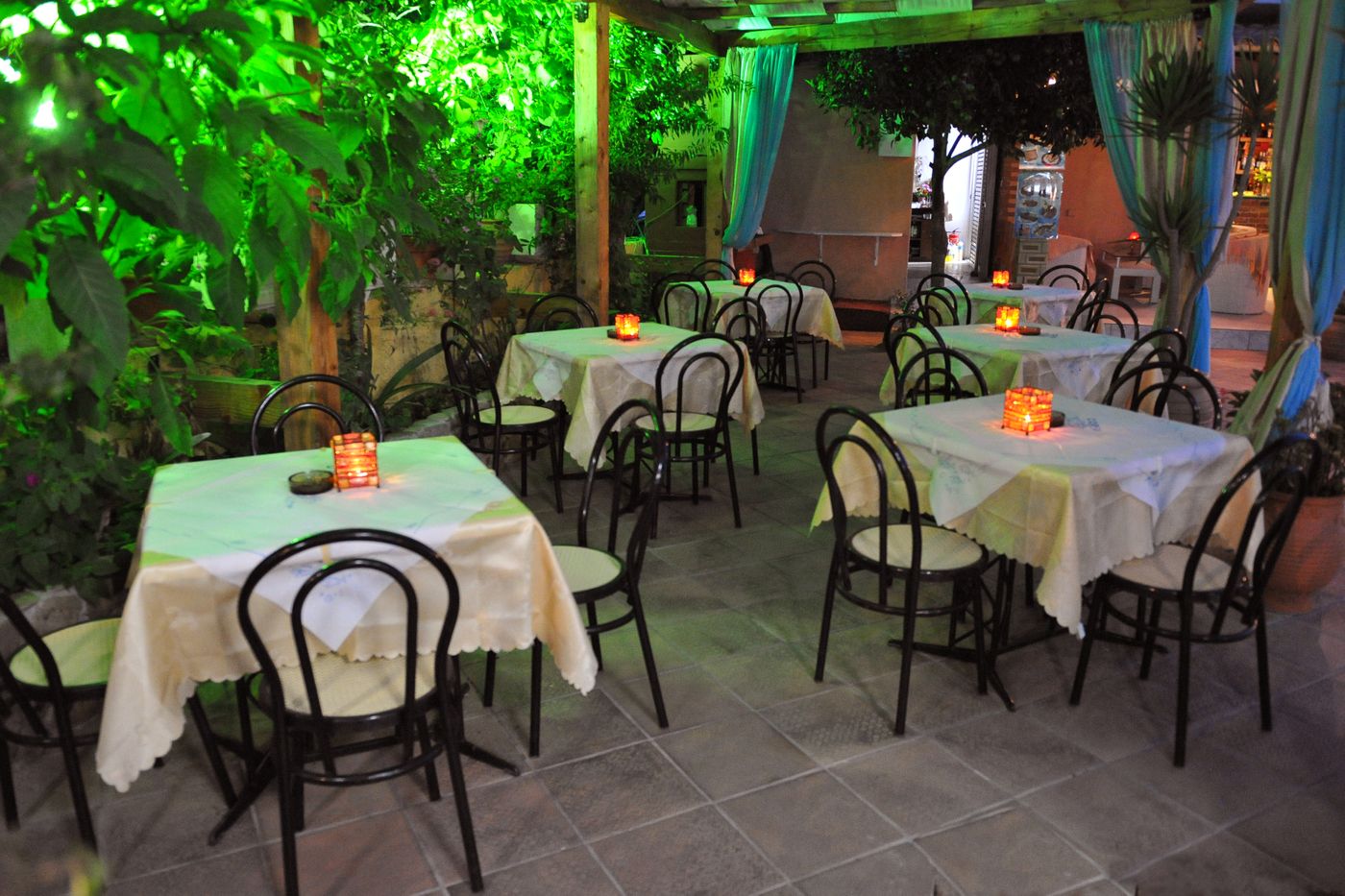 Makis-Apartments-Restaurant-25