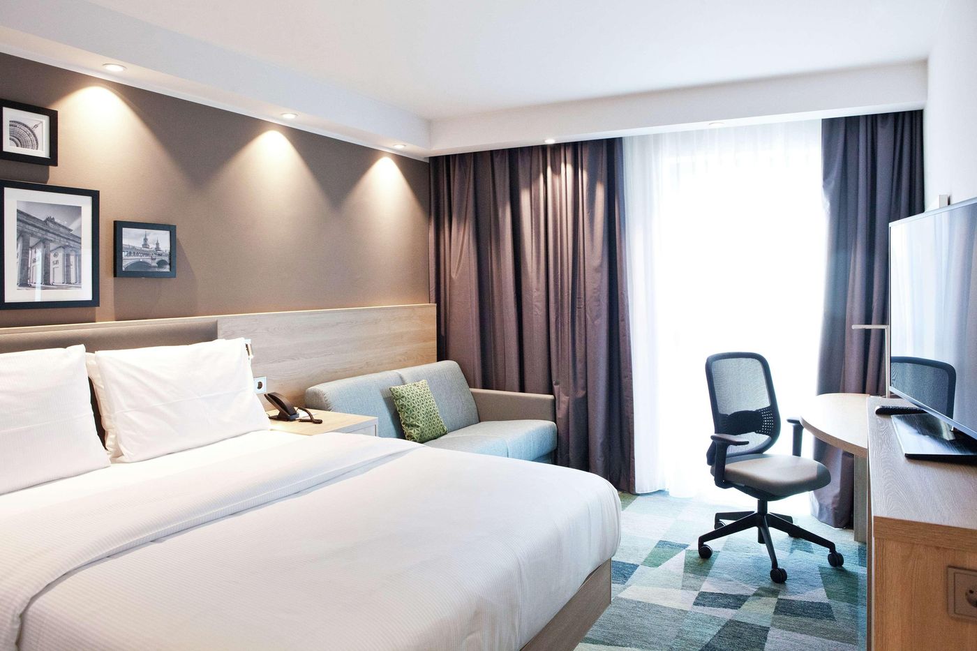 Hampton-by-Hilton-Berlin-City-East-Side-Gallery-Room-15