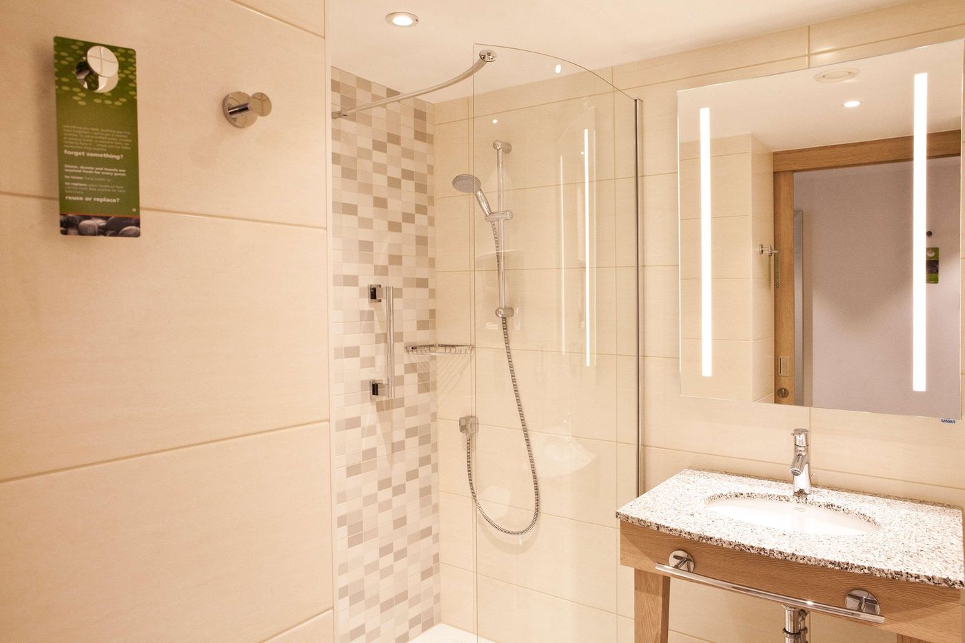 Hampton-by-Hilton-Berlin-City-East-Side-Gallery-Room-19