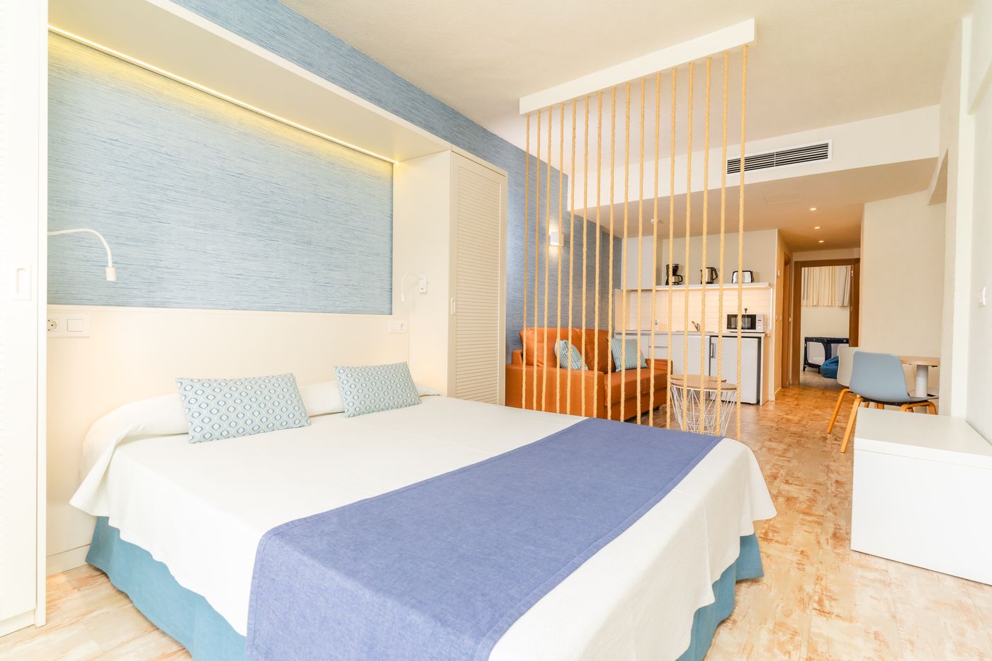 Hovima-La-Pinta-Beachfront-Family-Hotel-Room-25