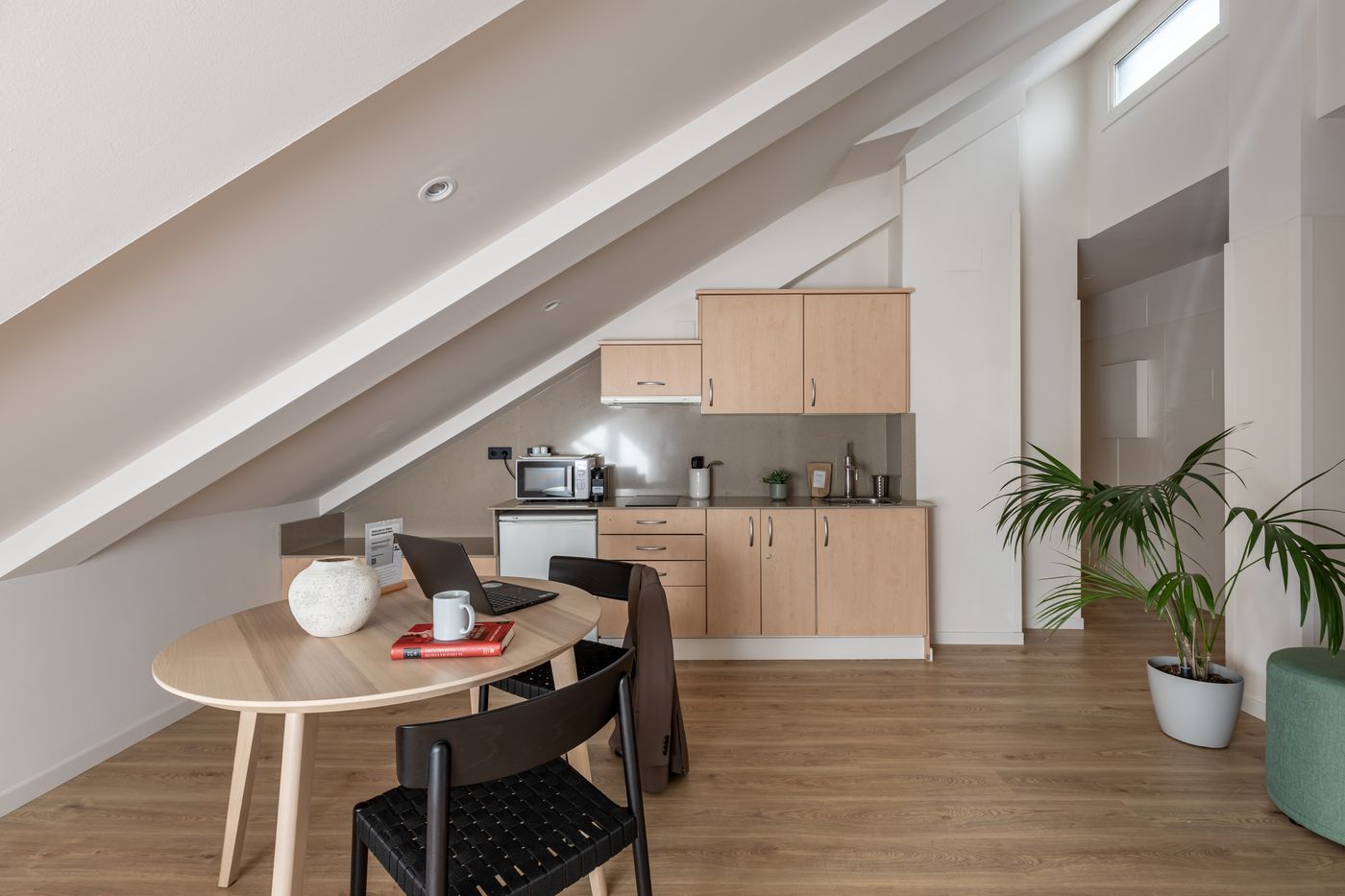 Room-Mate-Laura-Room-9