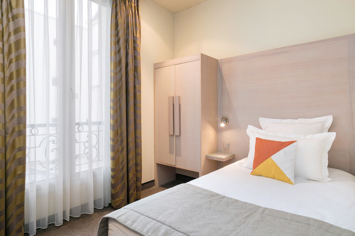 Hotel-Le-Cardinal-Room-11