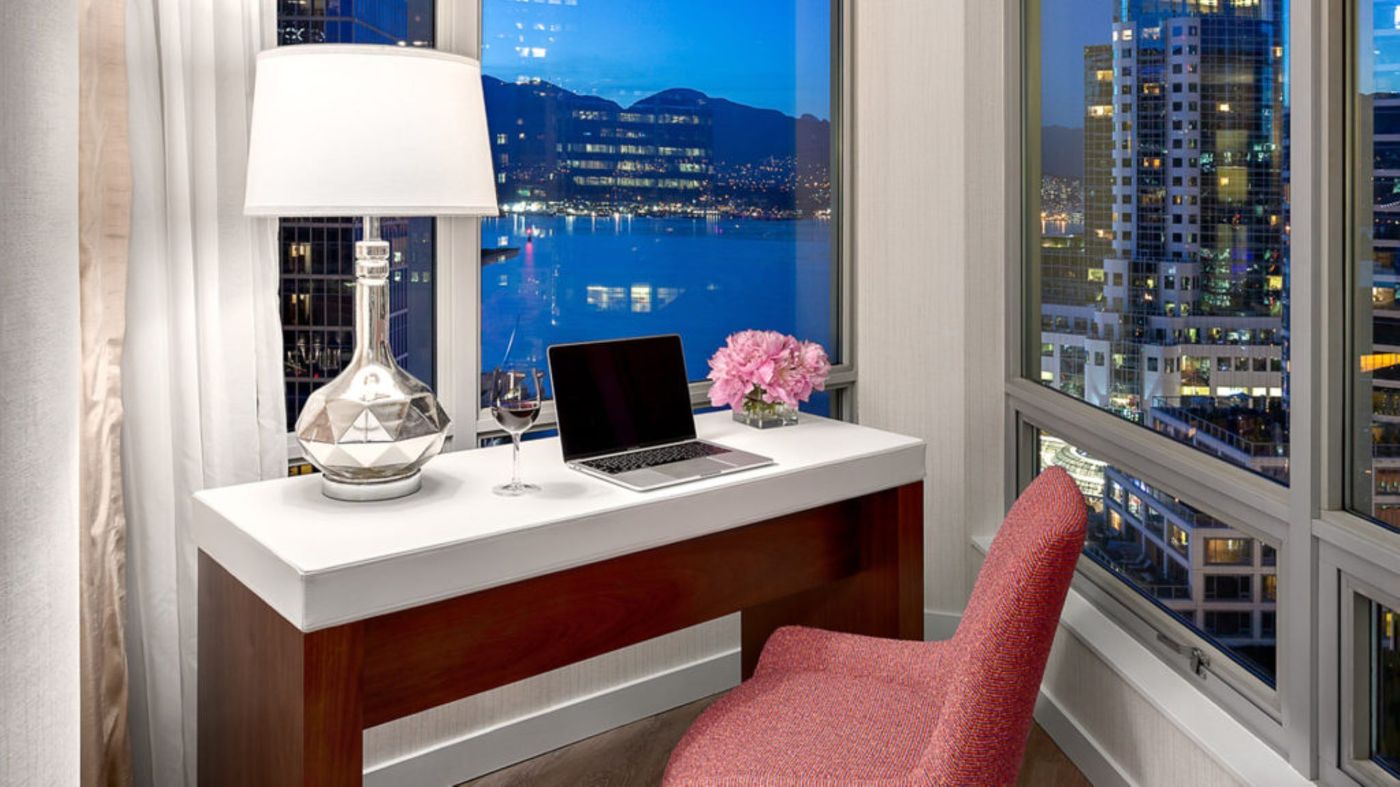 Auberge-Vancouver-Hotel-Room-12