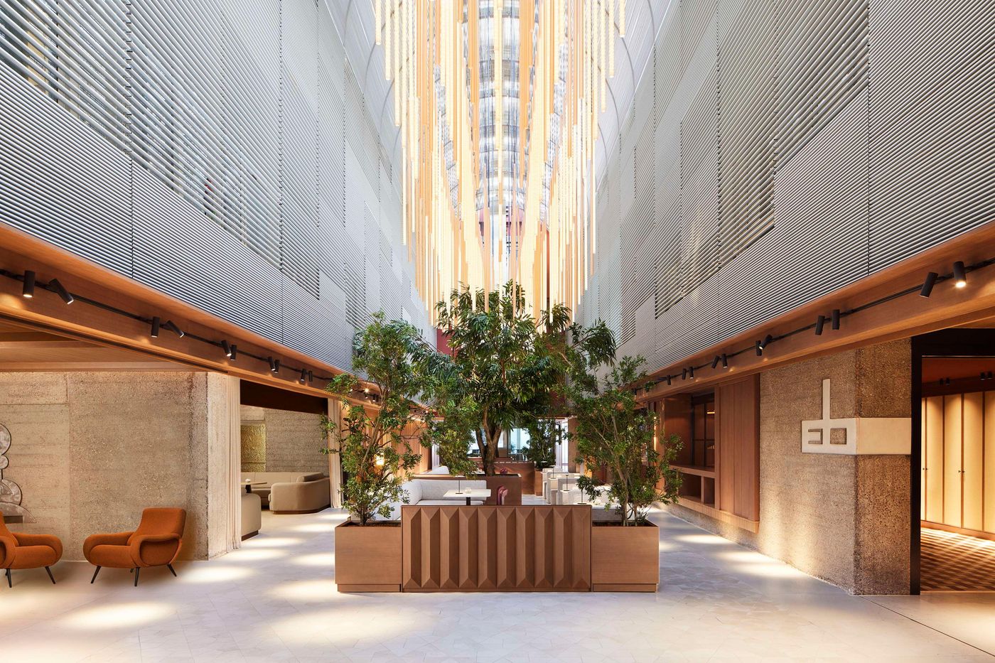 NH-Collection-Madrid-Eurobuilding-Lobby-15