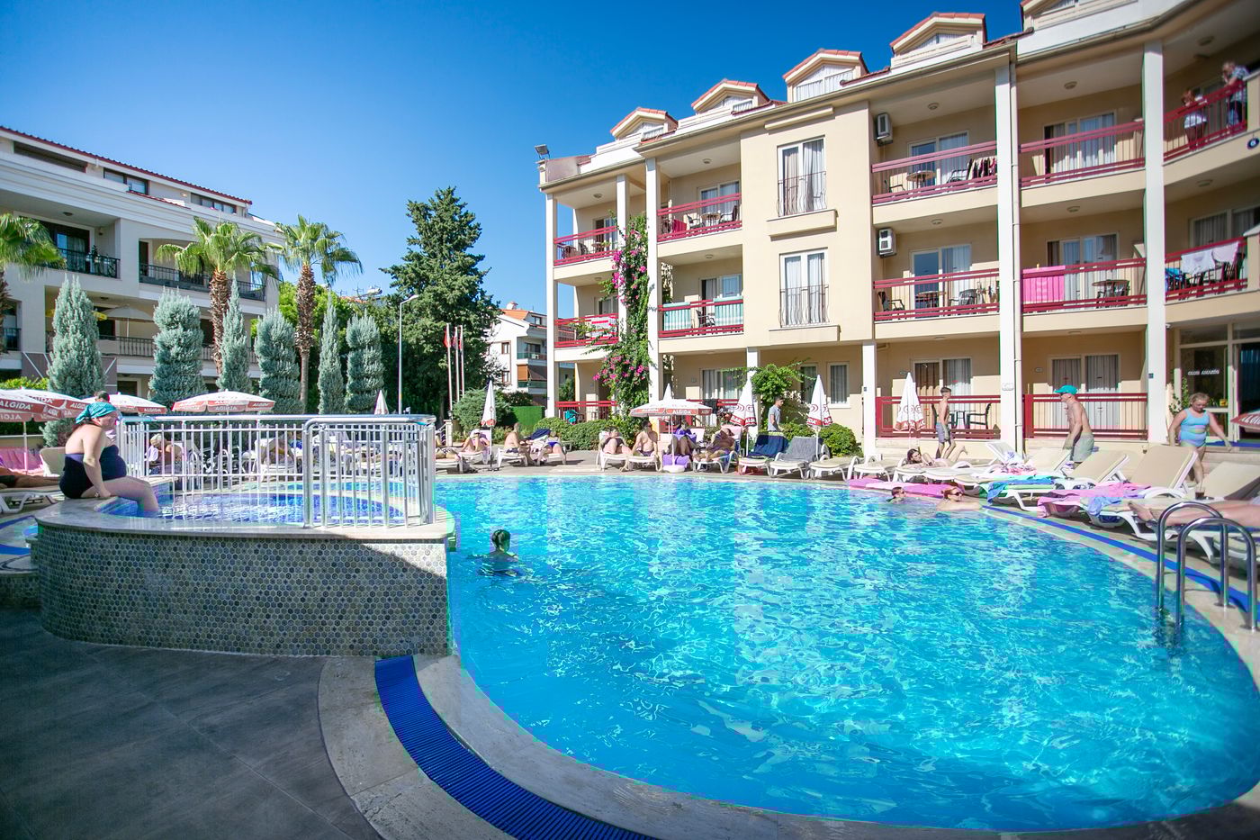 Club-Amaris-Apartments-Pool-6