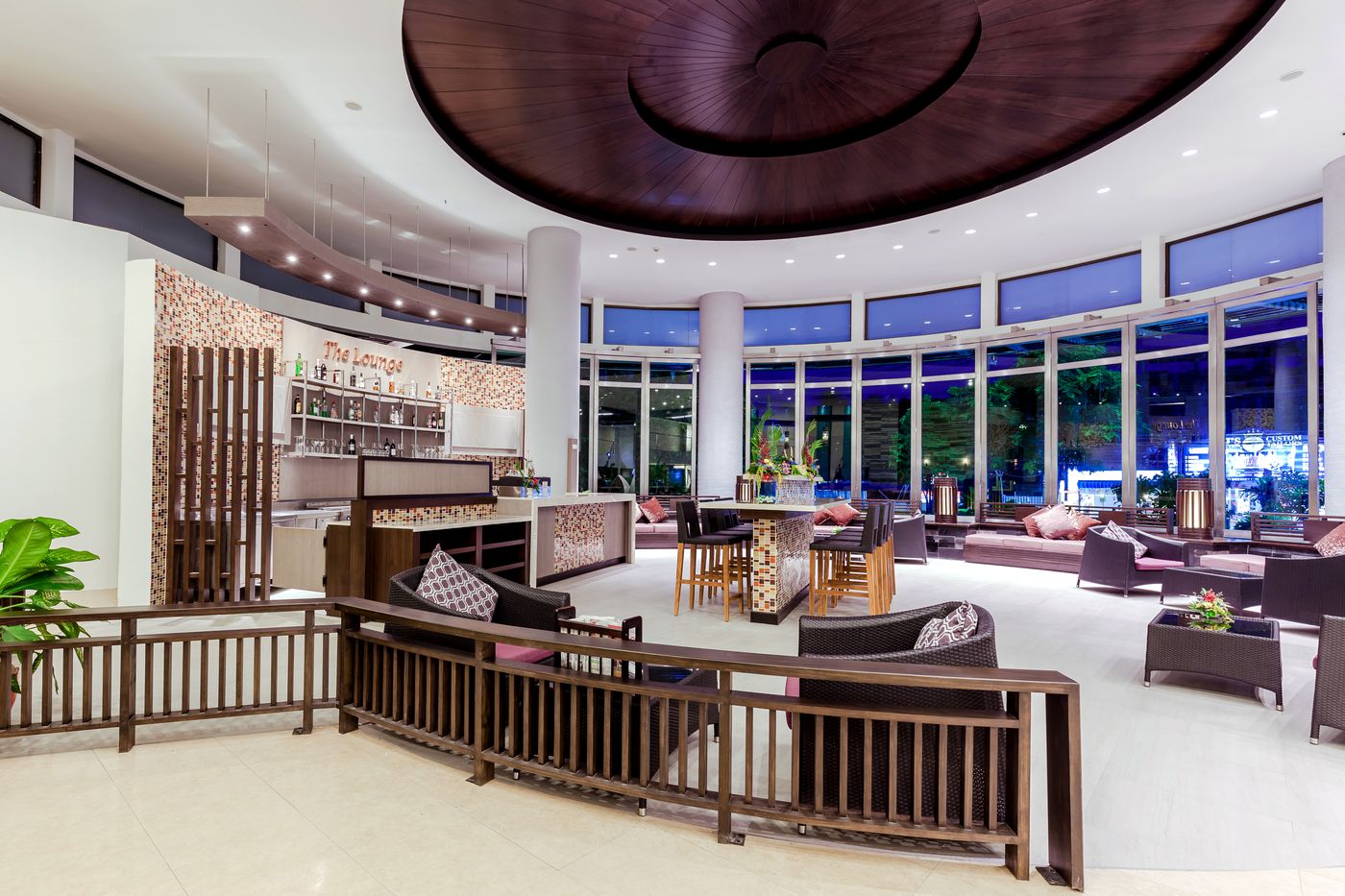 Deevana-Plaza-Phuket-Bar-51