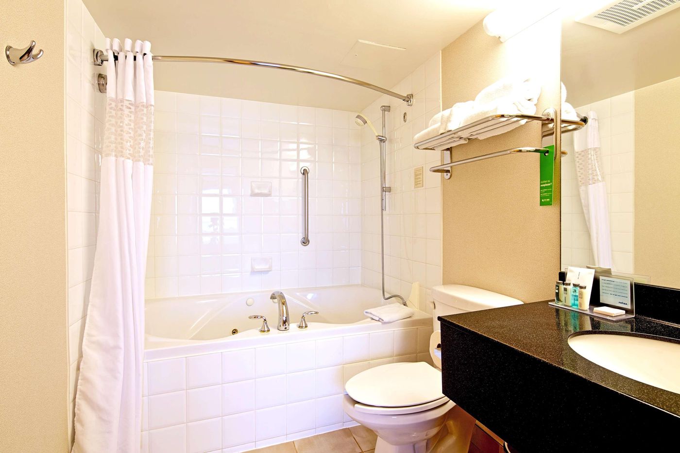 Hampton-Inn---Suites-By-Hilton-Vancouver-Downtown-Room-34