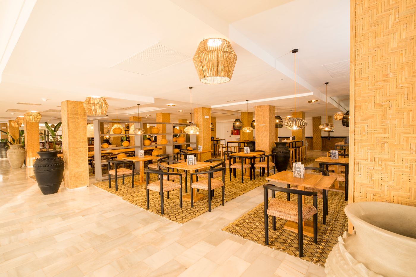 Club-Bahamas-Ibiza-Bar-34