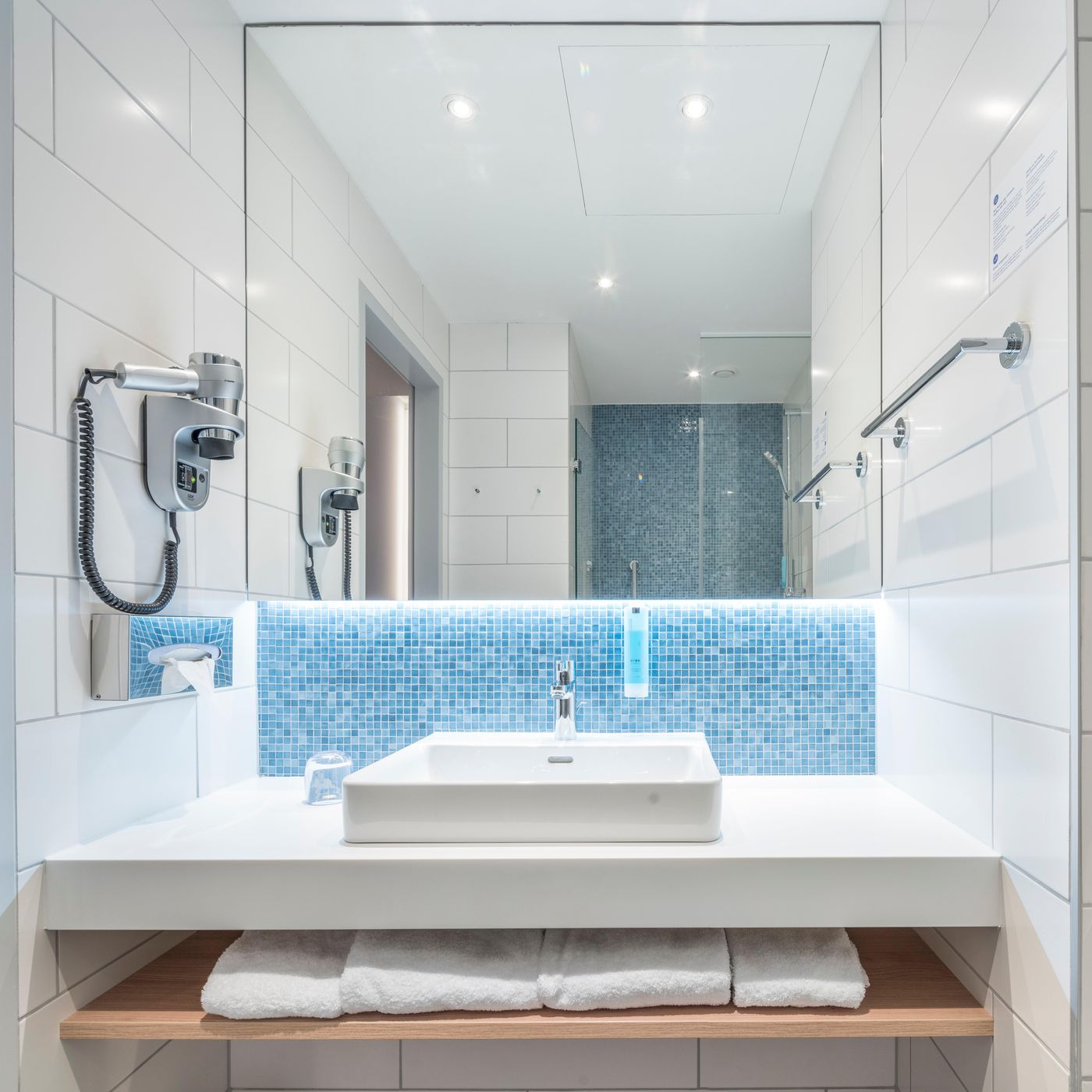 Holiday-Inn-Express-Berlin-Alexanderplatz-Room-54