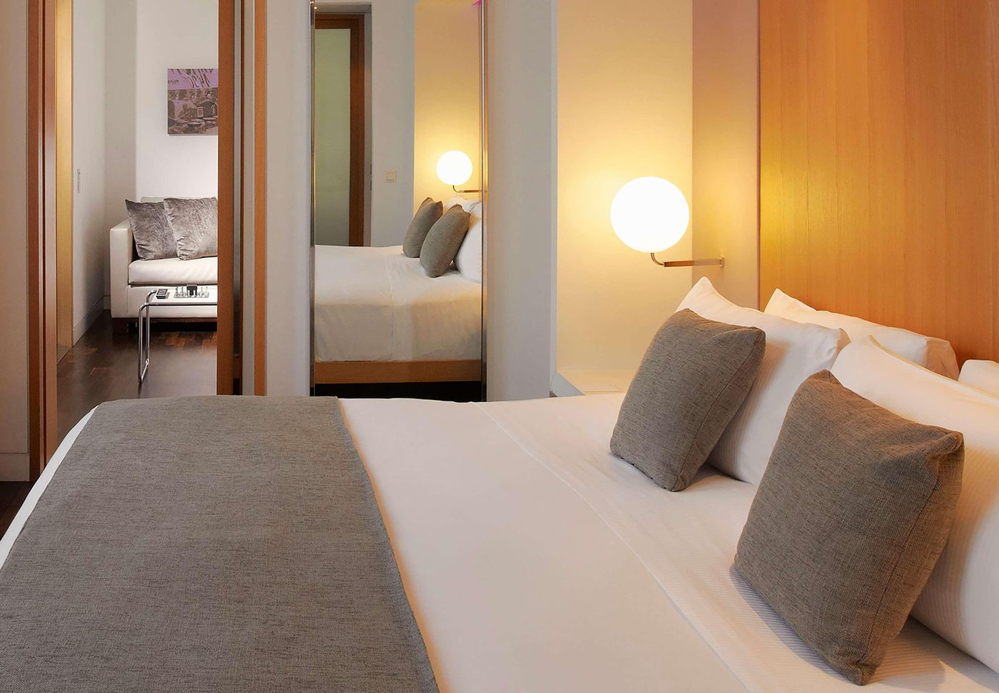 ME-Madrid-Reina-Victoria-Room-35