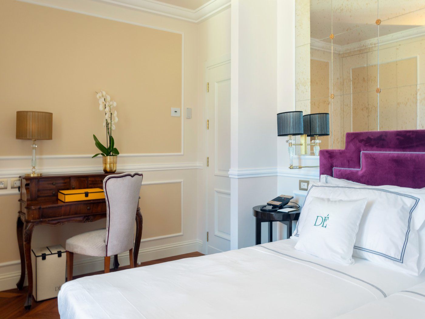 Des-Etrangers-Hotel---Spa-Room-10