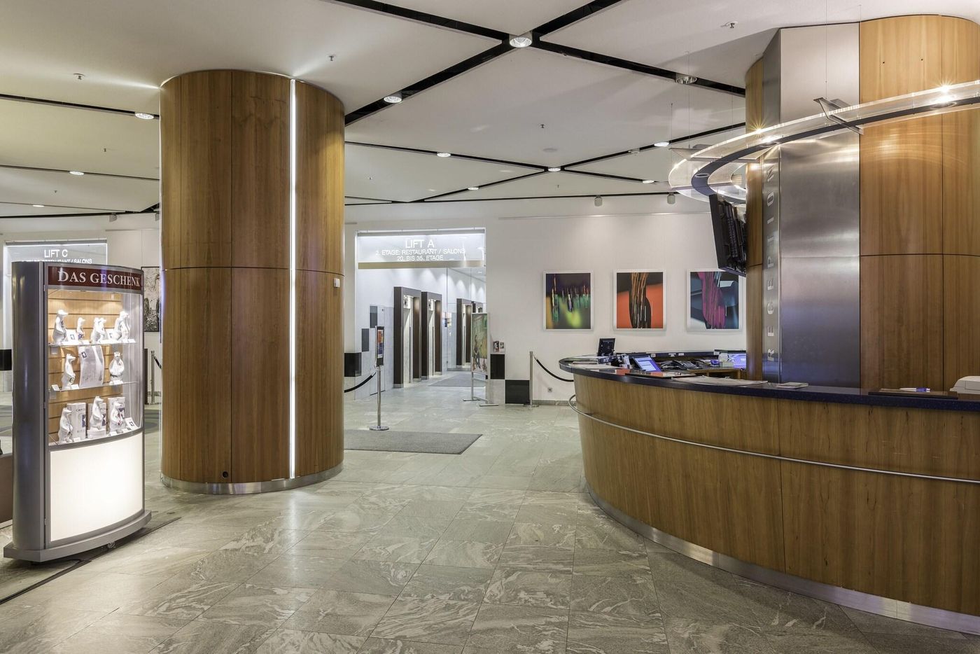 Park-Inn-by-Radisson-Berlin-Alexanderplatz-Lobby-26