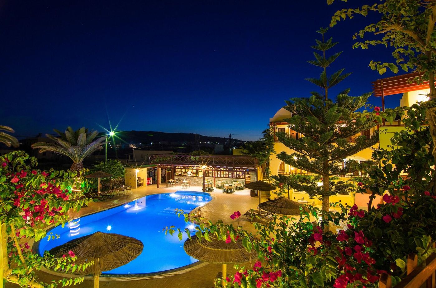 Smaragdi-Apts-Pool-1