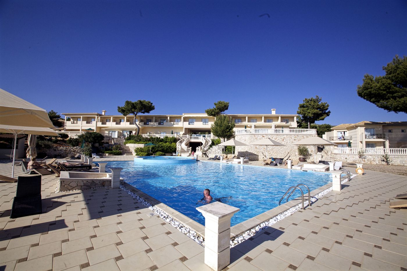 Mabely-Grand-hotel-Pool-3