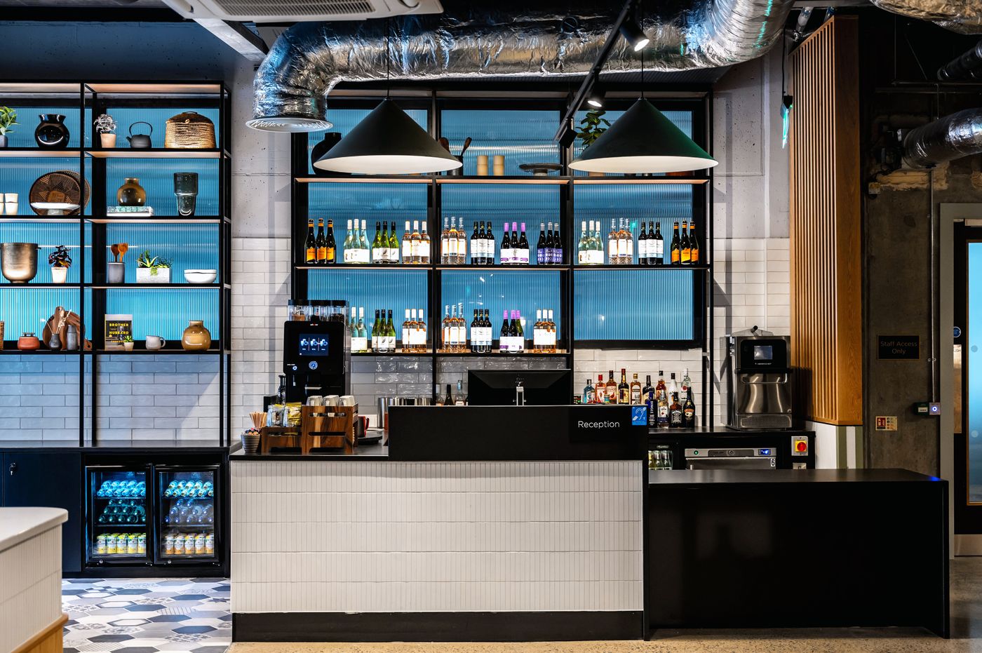 Staycity-Aparthotels-Tivoli-Bar-16