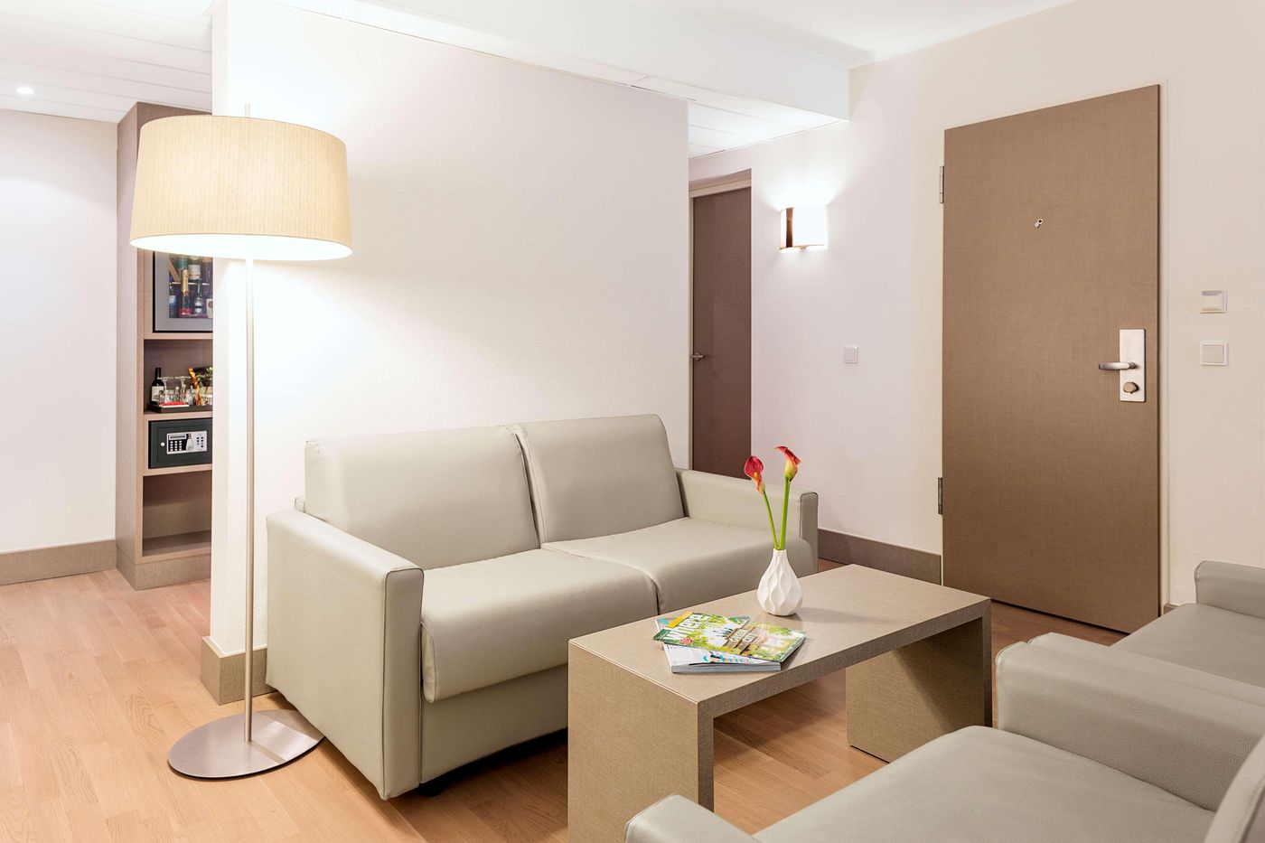 NH-Collection-Berlin-Mitte-am-Checkpoint-Charlie-Room-19