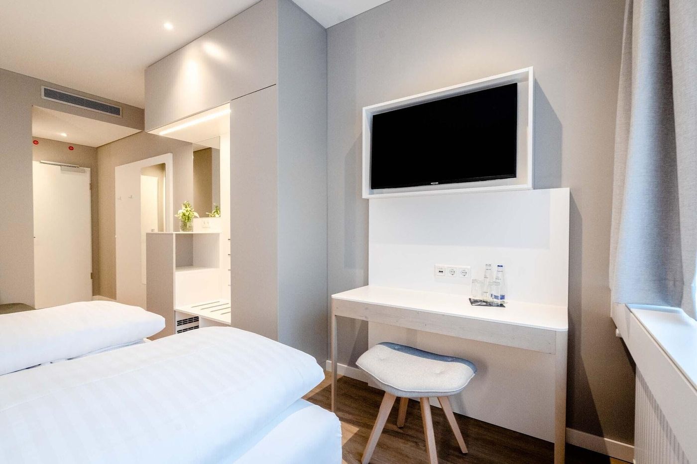 On Top Hotel - Germany - Frankfurt - Room - 2