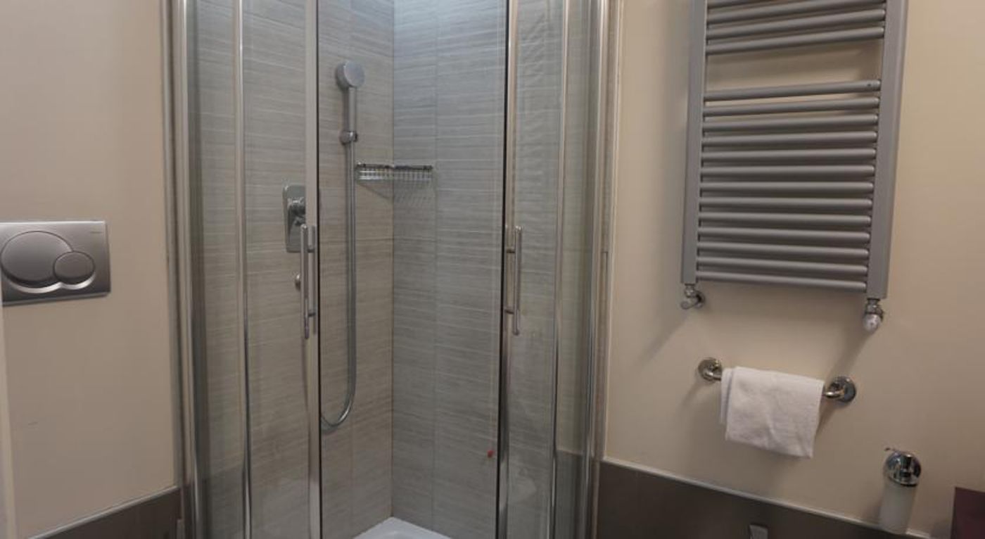 Trevi-Palace-Luxury-Inn-Room-32