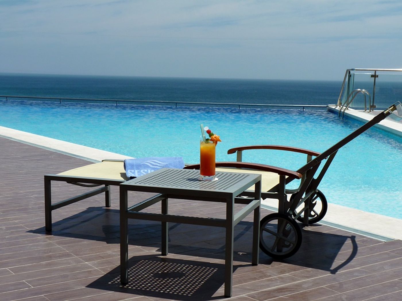 Sesimbra-Oceanfront-Hotel-Pool-3