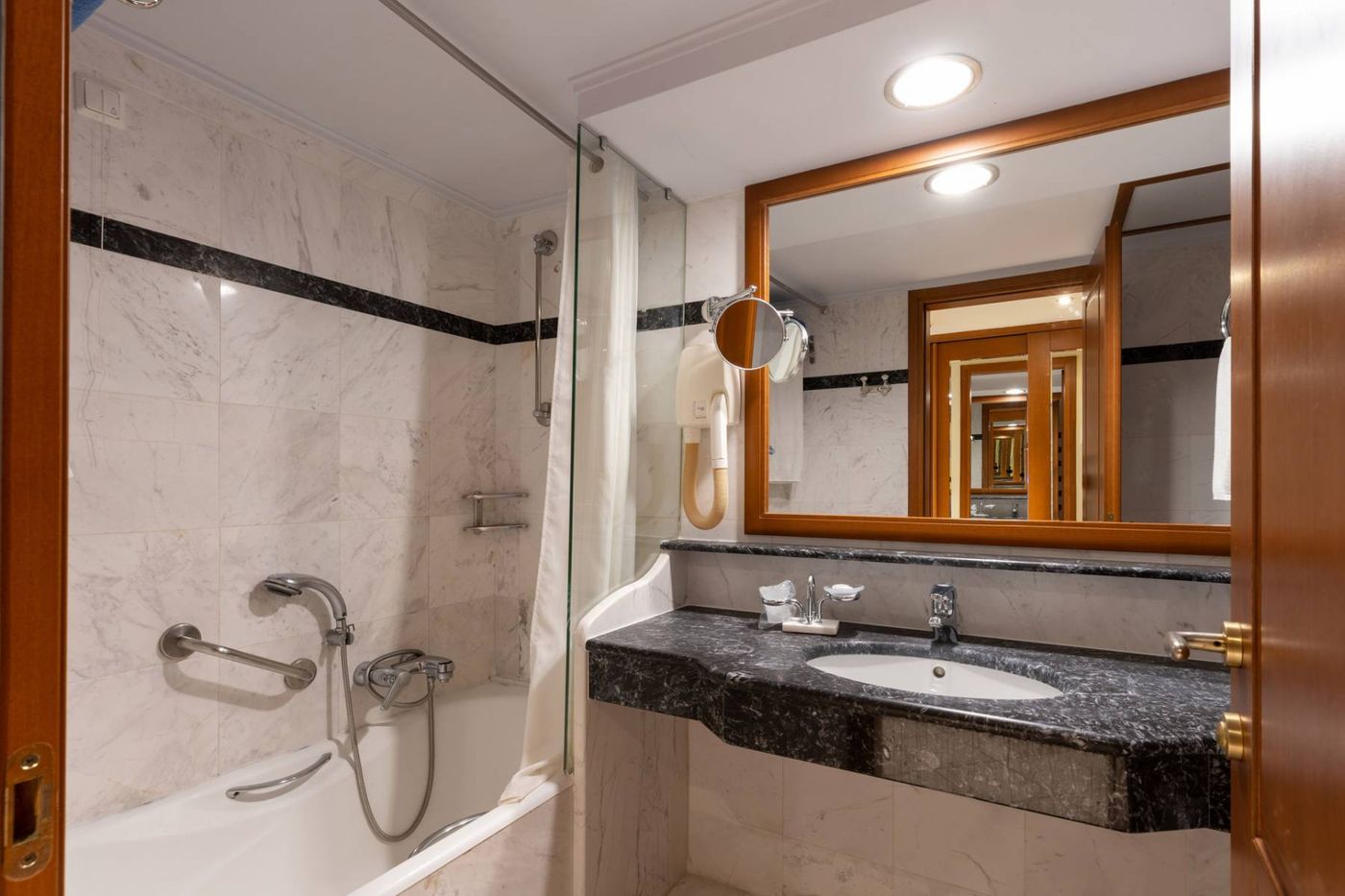 Hydramis-Palace-Beach-Resort-Room-63