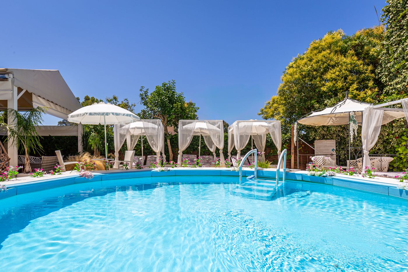 V-A--Boutique-Apartments-and-Suites-Pool-3