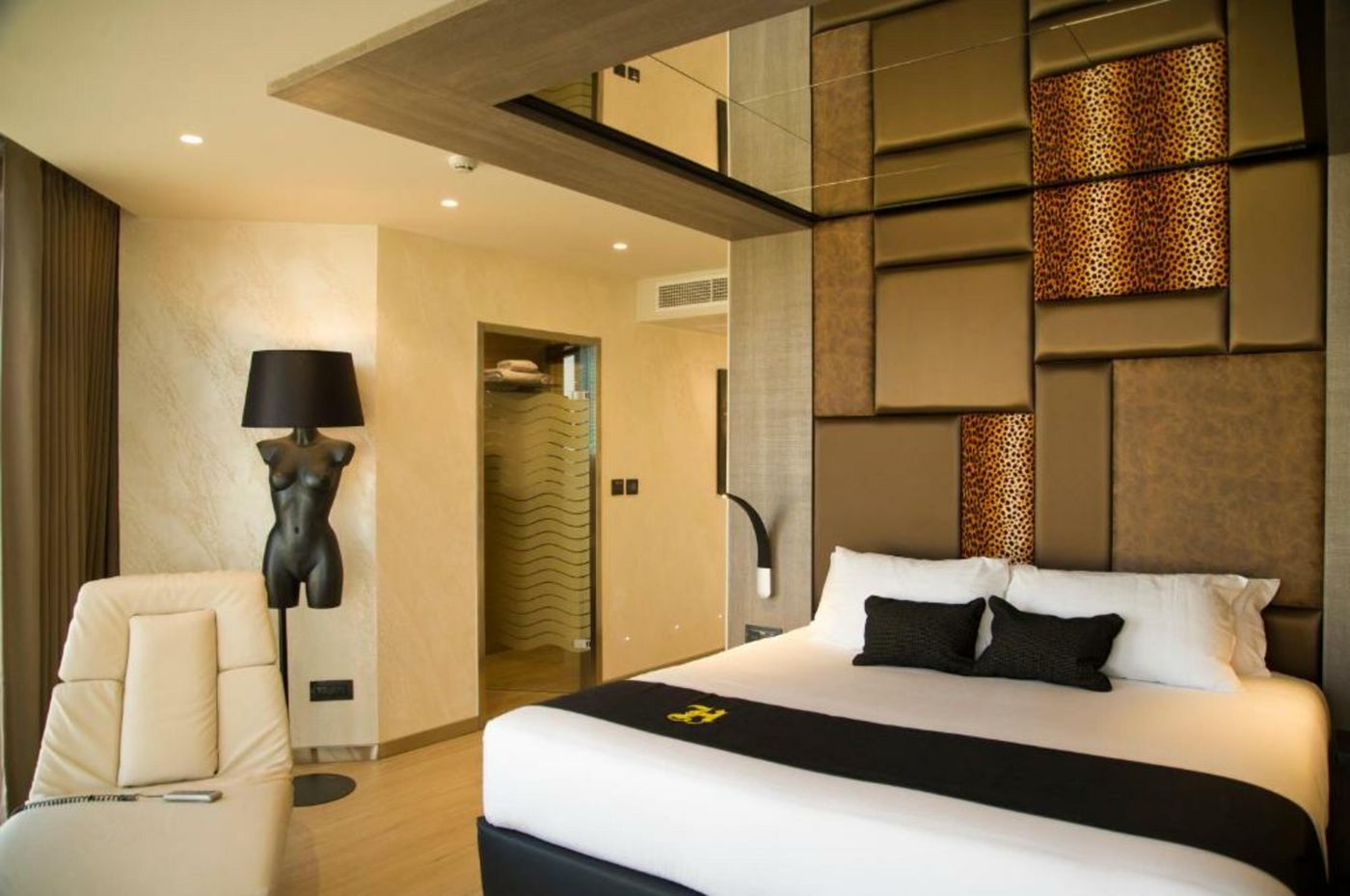 Hugo-s-Boutique-Hotel-Room-11