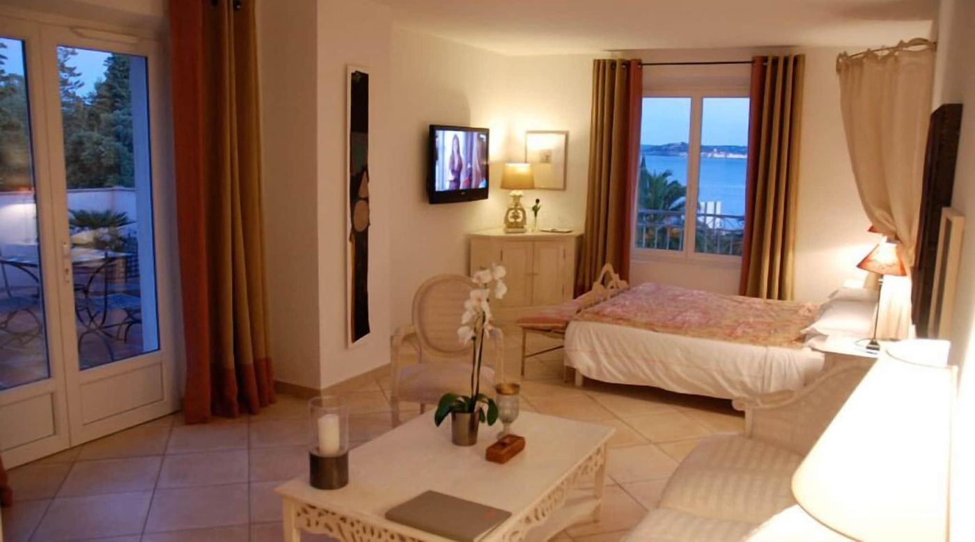 Hotel-Villa-Les-Rosiers-Room-21