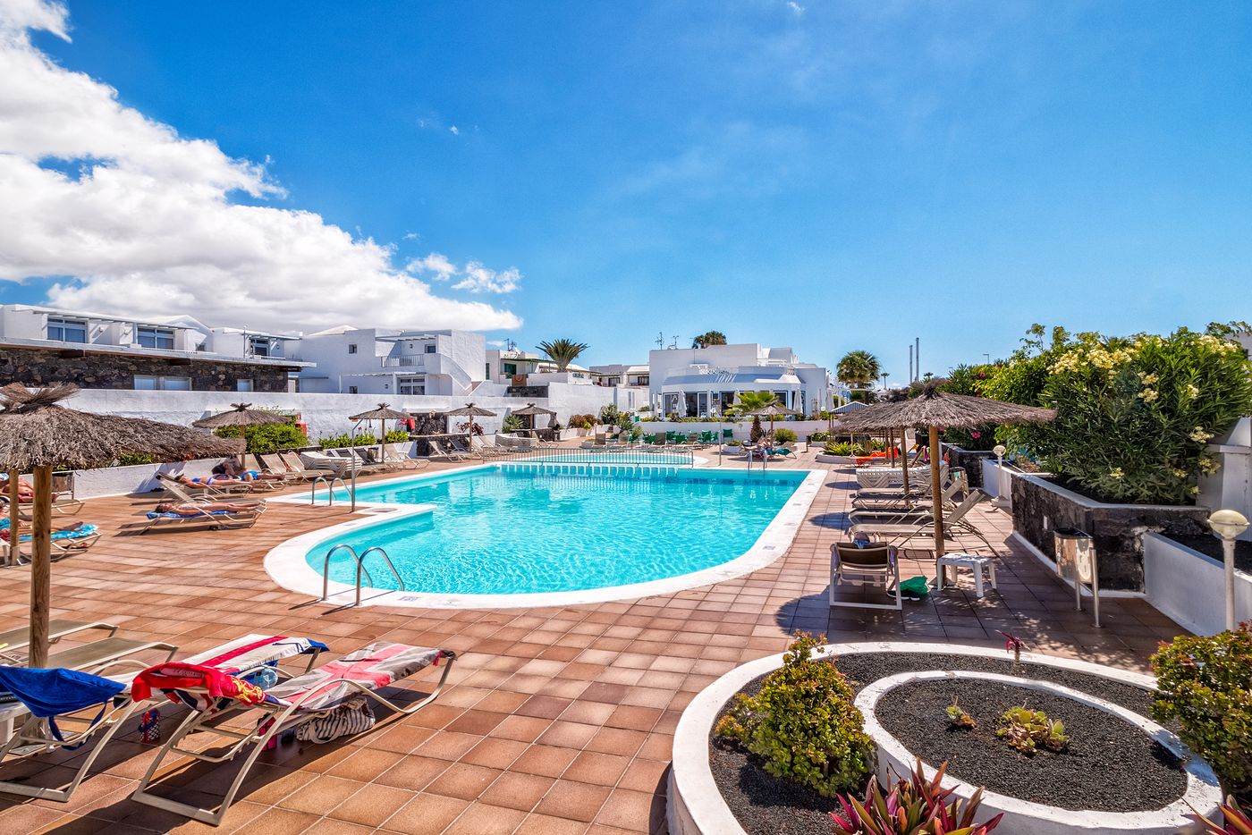 Apartamentos-LIVVO-Oasis-Pool-2