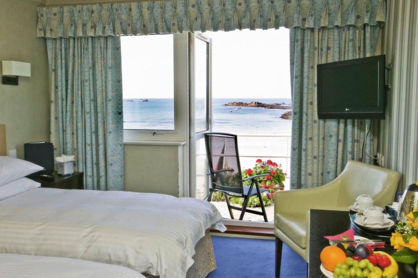 Cobo-Bay-Hotel-Room-15
