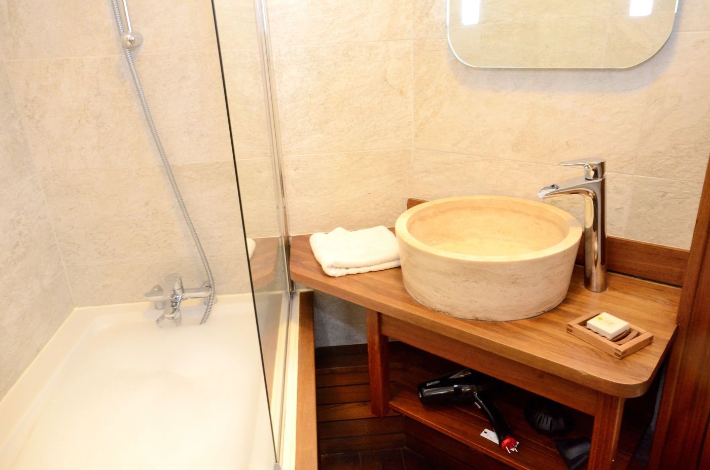 Green-Hotels-Confort-Paris-13-Room-17